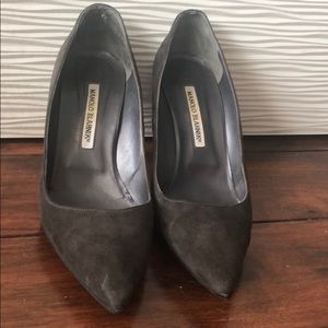 Manolo Blahnik suede leather gray pumps